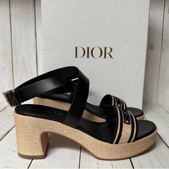 Excellent condition Christian Dior Calfskin Raffia
Embroidered Dway Platform38/5 - Picture 3 of 11